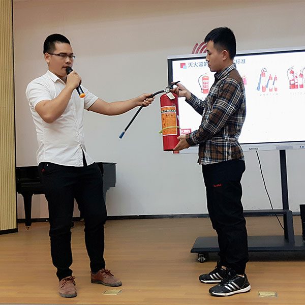 消防培訓(xùn)官講解使用滅火器