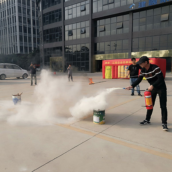 ZLG理工員工滅火器體驗(yàn)